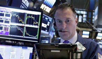 Wall Street baja por caída de precios del petróleo