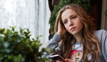 Adolescentes "atrapadas" por uso de redes sociales tienen dos veces más posibilidad de padecer depresión