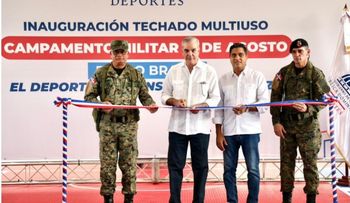 Abinader inaugura techado y almuerza con soldados