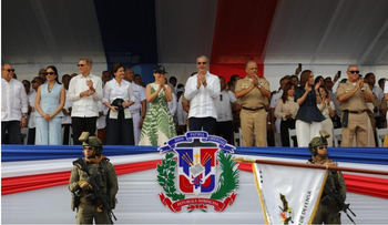 Abinader encabeza desfile militar por Independencia