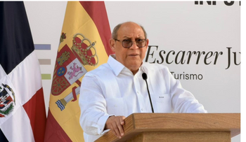 Gobierno impulsa revolución educativa, dice Santos Badía