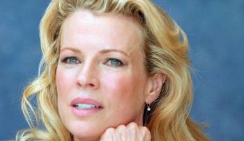 Kim Basinger, el gran mito erótico: sexo sin tapujos, un matrimonio tortuoso y la compra de un pueblo que la llevó a la bancarrota