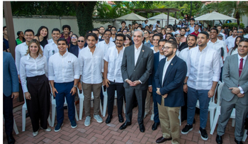 Luis Abinader participa en conversatorio con universitarios