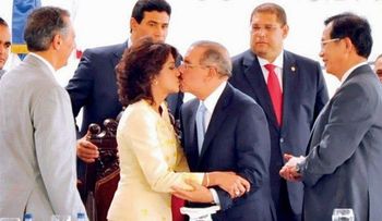 Danilo y Candy se besan en el 27 aniversario de bodas