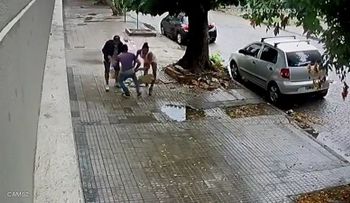 Asaltan hombre mientras sostenía relaciones sexuales en plena vía pública