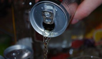 "Me advirtieron, y no escuché": Mujer afirma que las bebidas energéticas dañaron tanto su corazón que tuvo que ponerse un marcapasos