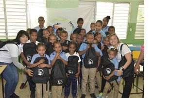 Voluntariado Bancentraliano realiza jornada de venta de útiles escolares y dona mochilas a estudiantes de escasos recursos