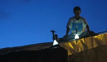 Un inventor con muchas luces: el creador de la 'botella luminosa', orgulloso de ser pobre