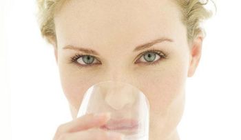 Beneficios de tomar agua al levantarse