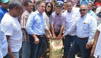 Productores de Santiago Rodríguez reciben 3 mil 500 quintales de abono