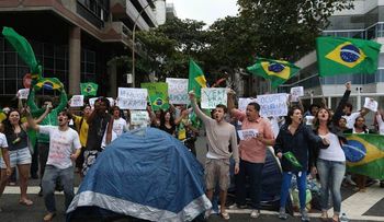 El movimiento de protesta en Brasil se plantea su identidad política