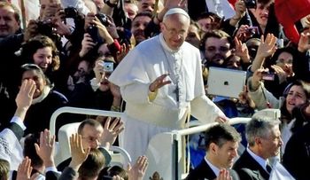 Visita del papa Francisco atrae miles de Latinoamericanos a Brasil