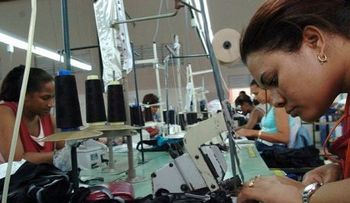 Aumentan 15% al salario mínimo en el sector de zonas francas