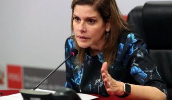 La primera ministra de Perú estalla en llantos al recibir a padres de niña violada y asesinada