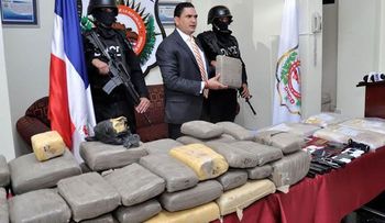 DNCD decomisa 15 paquetes presumiblemente de cocaína o heroína y 49 pacas de marihuana