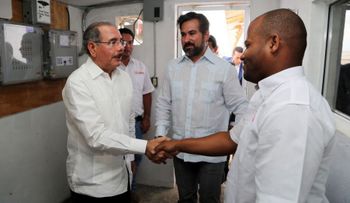 Danilo Medina asiste inauguración planta de Pollo Cibao