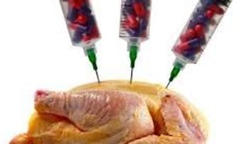 El pollo contiene arsénico que causa cáncer; admite la FDA, después de años escondiendo el problema