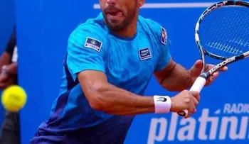 Víctor Estrella vence a Novikov y avanza a semifinal en Morelos