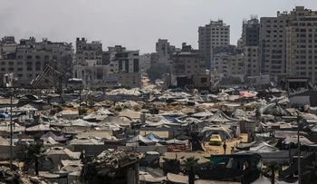 Israel mata a 30 palestinos en ataques contra el centro de Gaza