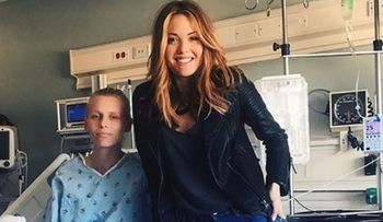 Amputan la segunda pierna de la modelo que se infectó con un tampón