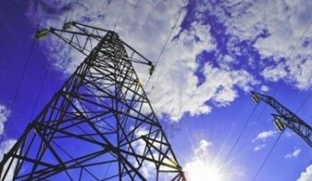 Sobrevive tras caer de un puente y recibir una descarga eléctrica