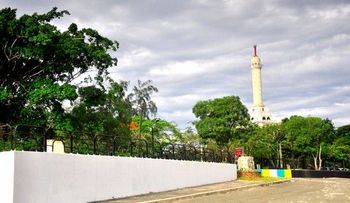 Denuncia que cercan área honra a héroes