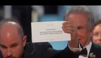 La ceremonia de los Oscar cierra con su propio papelazo; lista de los ganadores (VIDEO)