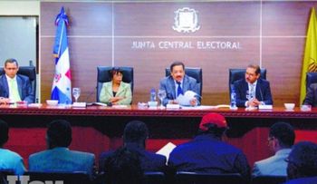 Foro por la paz entrega en CD solicitud para interpelación presidente J.C.E