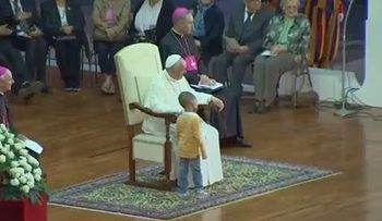 Video: Niño "le quita" la silla al Papa en plena misa