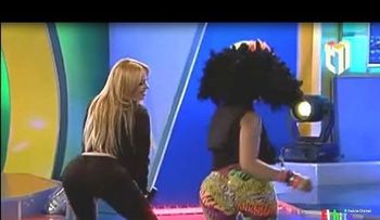 Video: La Materialista y Cheddy García bailando â??Las Chapas que vibranâ?