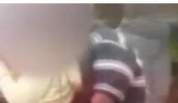 Captan hombre tocando a una menor