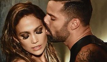 Ricky Martin muerde y acaricia a Jennifer López