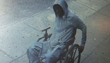 Persiguen hombre en silla de ruedas que robó banco en Nueva York 