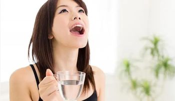 "Gárgaras de agua con sal: alivio natural para la garganta"