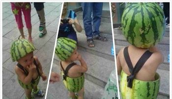 Niños usan trajes hechos de sandía para refrescarse