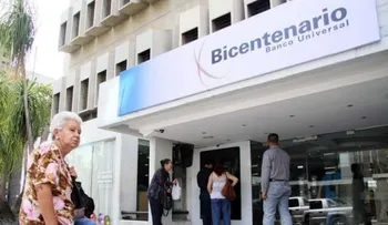 Presidente venezolano dispone por decreto bajar precios de automóviles