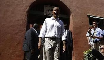 Obama considera a Mandela su "héroe" y defiende la homosexualidad en África