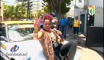 Cheddy llega a programa en su nueva máquina