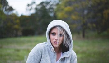 Formas de cubrir las canas sin usar tinte de cabello