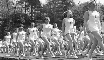Los ideales femeninos nazis: Descubren escuelas de formación de esposas perfectas