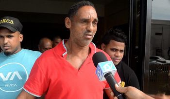 Decenas de personas respaldan pastor y denuncian que miembros DNCD le pusieron droga en su casa 