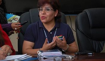 Aduanas insiste cobrará impuestos a comprar por internet, que dice es legal 