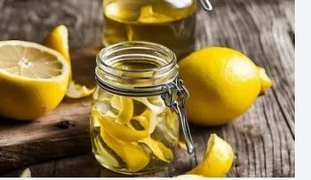 Cáscara de limón y vinagre: poder oculto en tu cocina