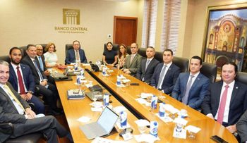 Gobernador Valdez Albizu recibe a la directiva de la Asociación de Puestos de Bolsa