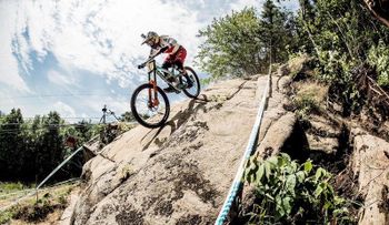 Los británicos Rachel Atherton y Danny Hart, campeones mundiales de descenso