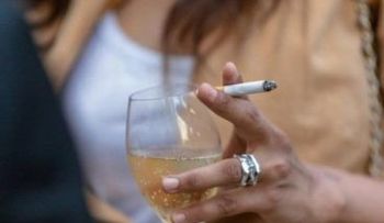 Beber una botella de vino a la semana o fumar 10 cigarrillos, aumenta el riesgo de tener cáncer