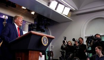 Trump pide a población EEUU prepararse para dos "semanas muy dolorosas"; estiman entre 100 y 240 mil muertes por coronavirus