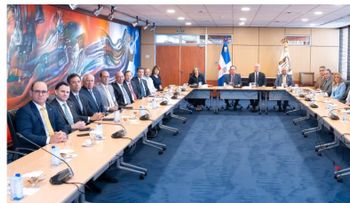 Valdez Albizu y banqueros coinciden en preservar la estabilidad y credibilidad del sistema financiero