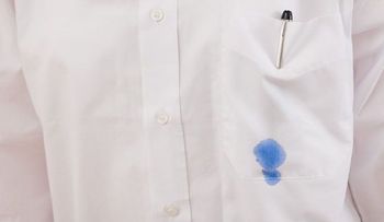 El vinagre blanco, alcohol o la crema de afeitar efectiva para quitar manchas de bolígrafo de la ropa