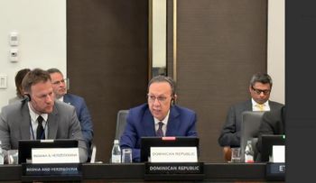 Valdez Albizu participa en mesa redonda de alto nivel sobre fraude digital en servicios financieros